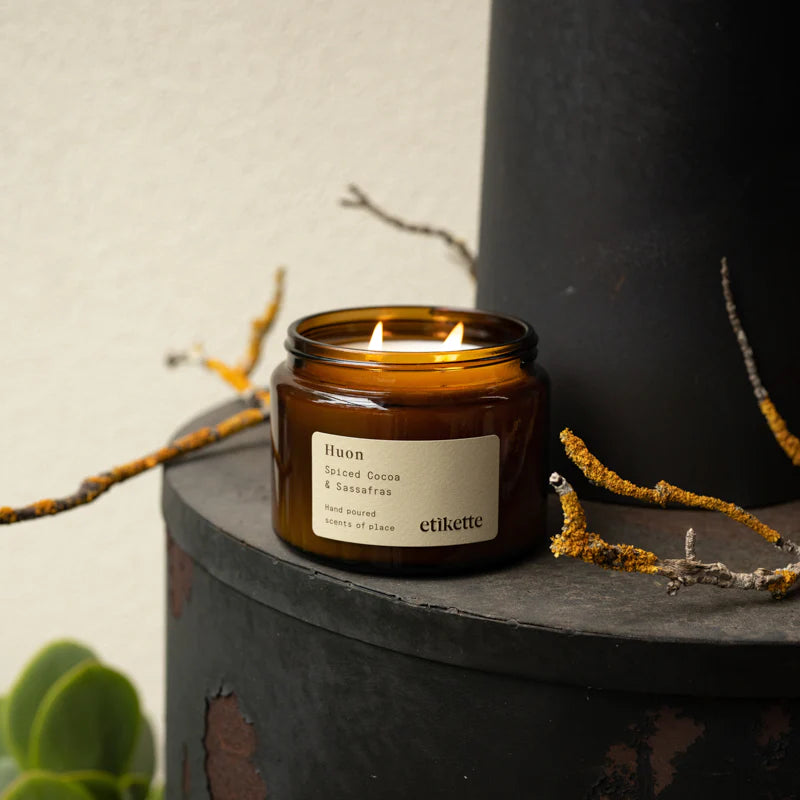 Huon // Spiced Cocoa + Sassafras Etikette Candle