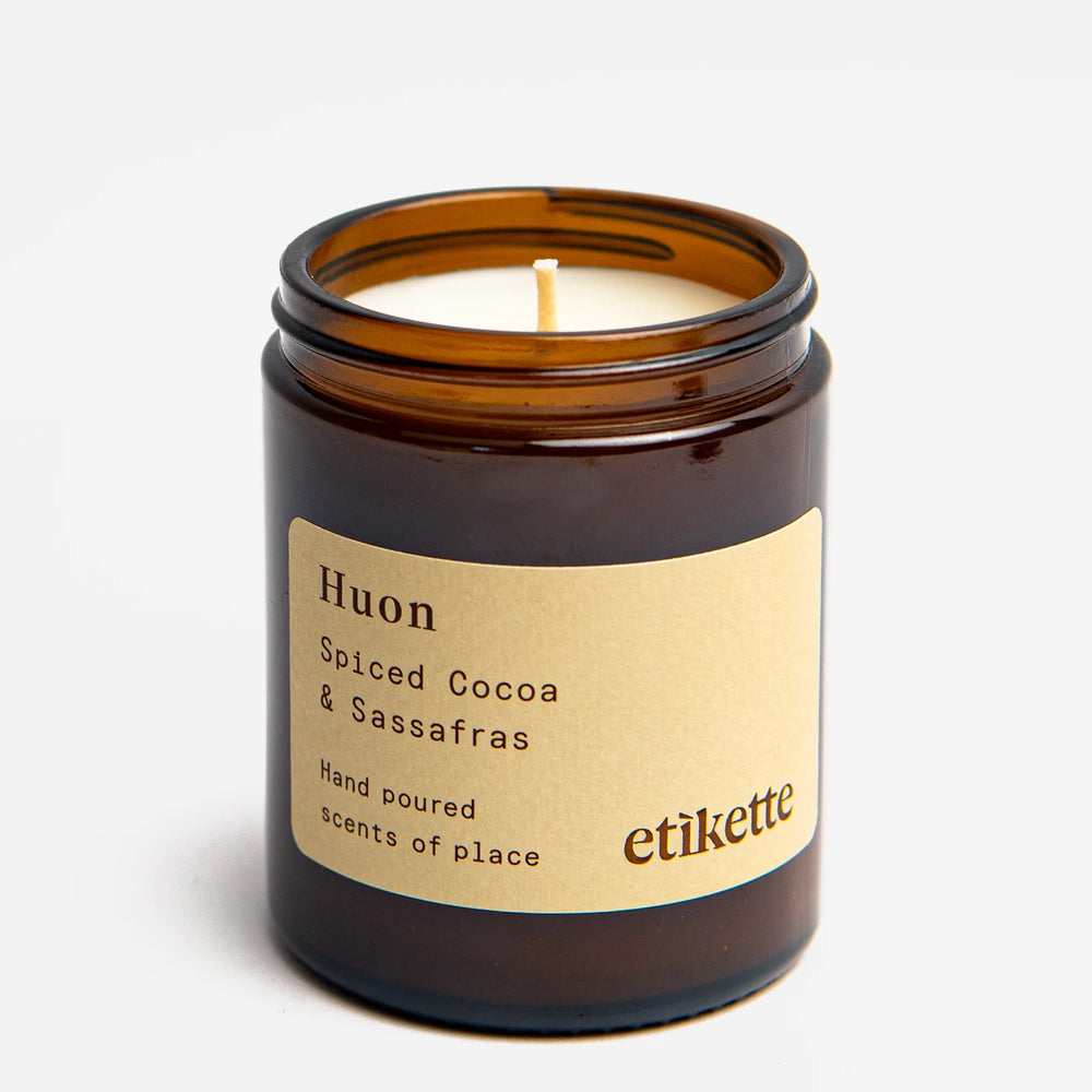 Huon // Spiced Cocoa + Sassafras Etikette Candle