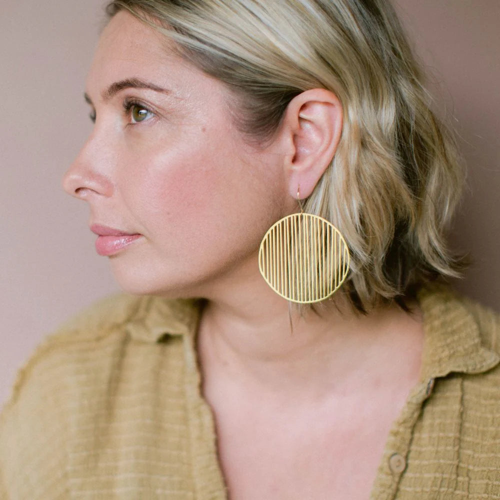 LINE DISC Earrings in Gold